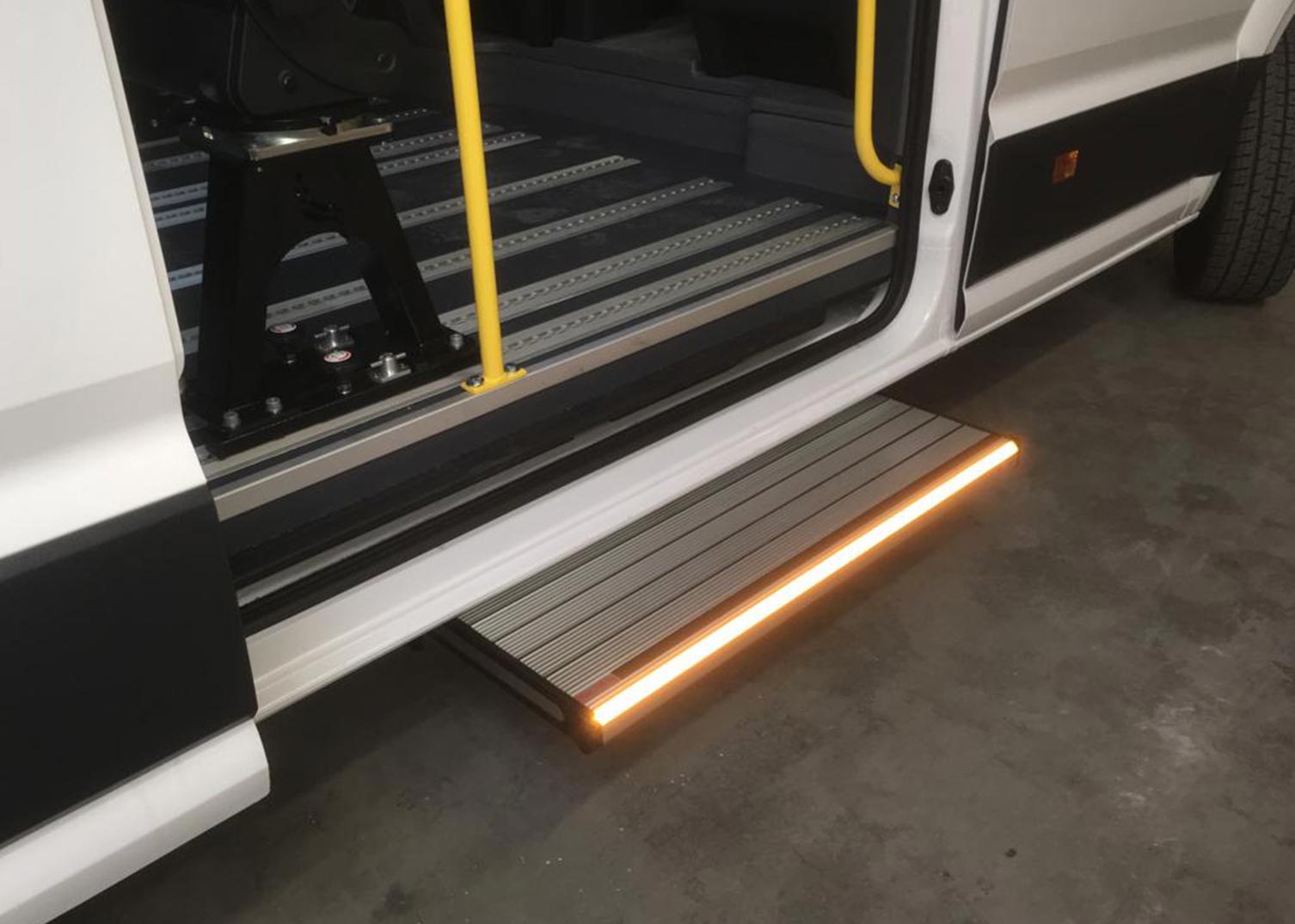 VERSA AXS-FL step 900 mm wide